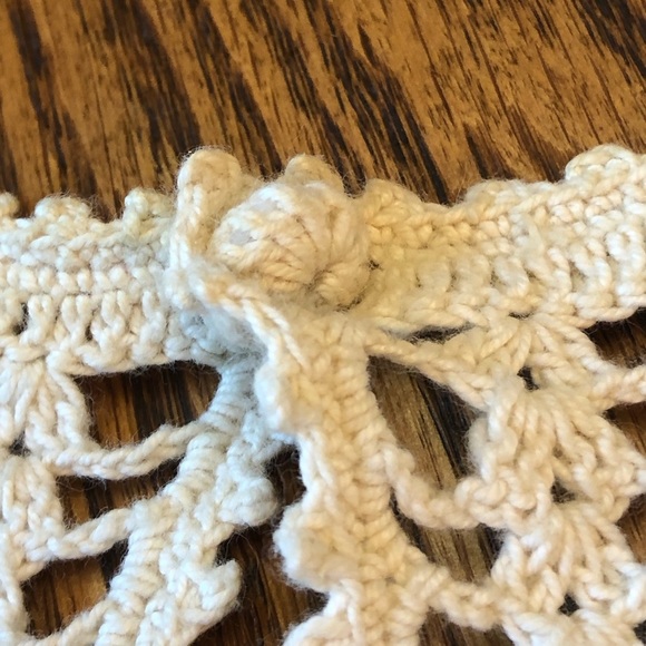 Vintage Handmade Crocheted Collar Ecru Strawberry Pattern - Picture 3 of 9